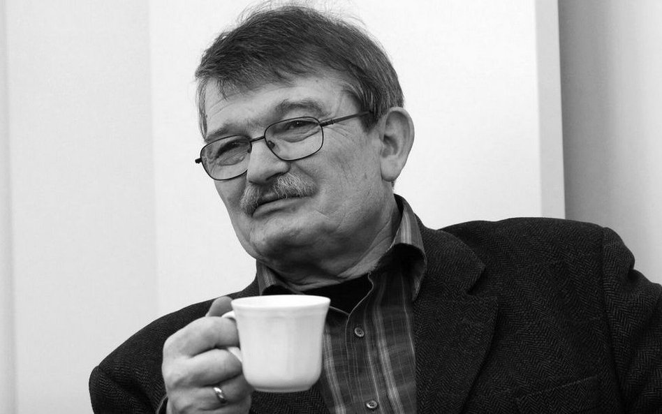 Dziennikarz, pisarz i krytyk, wieloletni redaktor "Fantastyki", promotor wielu polskich pisarzy. Mia