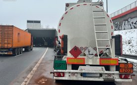 Kierujący pojazdami, obywatele Ukrainy, wyjaśnili funkcjonariuszom, że uświadomili sobie zakaz wjazd