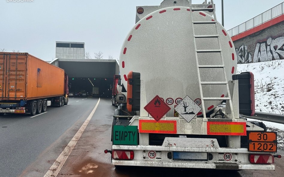 Kierujący pojazdami, obywatele Ukrainy, wyjaśnili funkcjonariuszom, że uświadomili sobie zakaz wjazd