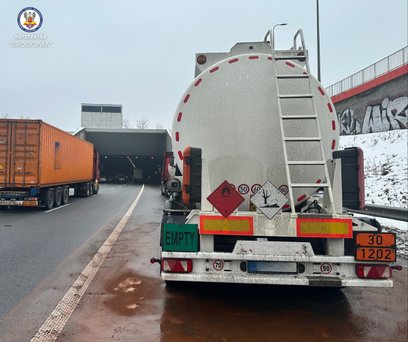 Kierujący pojazdami, obywatele Ukrainy, wyjaśnili funkcjonariuszom, że uświadomili sobie zakaz wjazd