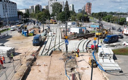 Plac Zawiszy od strony centrum, w głębi kadru widać już nowy przejazd od strony ulicy Grójeckiej