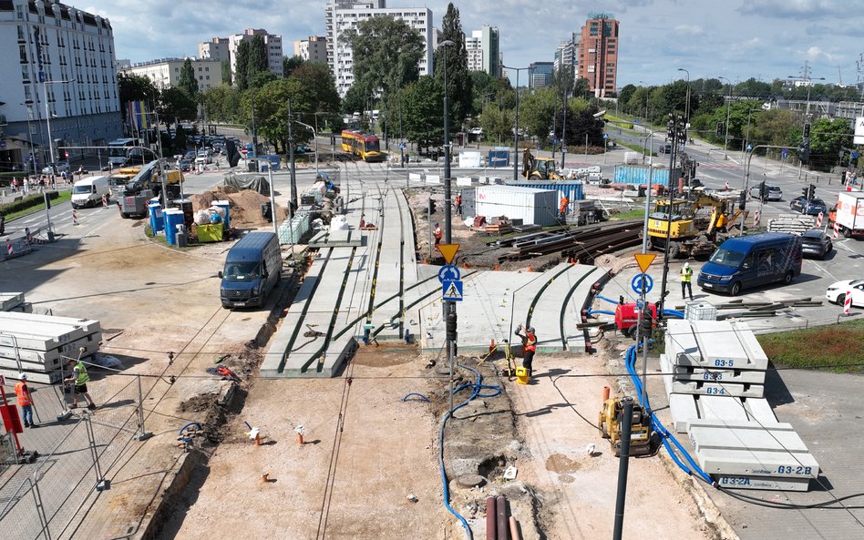 Plac Zawiszy od strony centrum, w głębi kadru widać już nowy przejazd od strony ulicy Grójeckiej