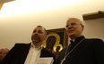 Abp Józef Michalik z Tomaszem Krzyżakiem podczas prezentacji biografii hierarchy, październik 2015 r