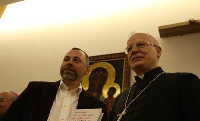 Abp Józef Michalik z Tomaszem Krzyżakiem podczas prezentacji biografii hierarchy, październik 2015 r