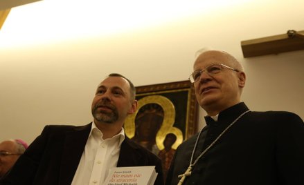 Abp Józef Michalik z Tomaszem Krzyżakiem podczas prezentacji biografii hierarchy, październik 2015 r