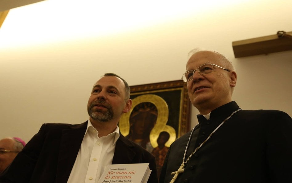 Abp Józef Michalik z Tomaszem Krzyżakiem podczas prezentacji biografii hierarchy, październik 2015 r