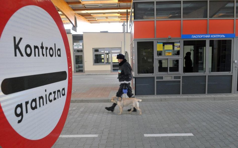 Celnicy , skarbówka i policja sprawdzają przemycane paliwo