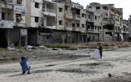 5 lutego, Syria. Sesja ślubna w zniszczonym mieście Homs.