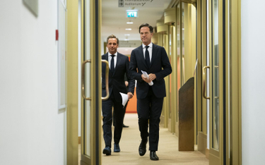 Premier Holandii Mark Rutte (P) i minister zdrowia Holandii Hugo de Jonge (L)