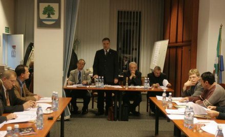 Czy rada gminy musi uzasadnić odmowę zgody na rozwiązanie stosunku pracy z radnym?