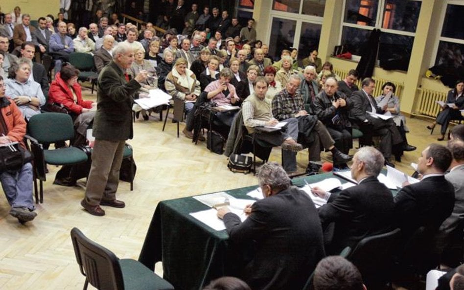 Konsultacje społeczne muszą poprzedzać podjęcie niektórych uchwał. Aby ów wymóg został spełniony kon