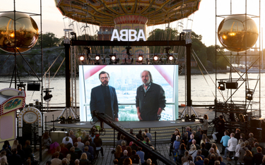 Björn Ulvaeus i Benny Andersson podczas transmisji z Londynu