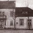 Państwo w Świętnie narodziło się w dwupiętrowym budynku ze spadzistym dachem i parterową przybudówką