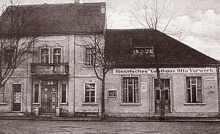 Państwo w Świętnie narodziło się w dwupiętrowym budynku ze spadzistym dachem i parterową przybudówką