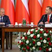 Prezydent RP Karol Nawrocki (P) i premier Donald Tusk (L) podczas posiedzenia Rady Gabinetowej w Pał