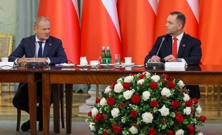 Prezydent RP Karol Nawrocki (P) i premier Donald Tusk (L) podczas posiedzenia Rady Gabinetowej w Pał