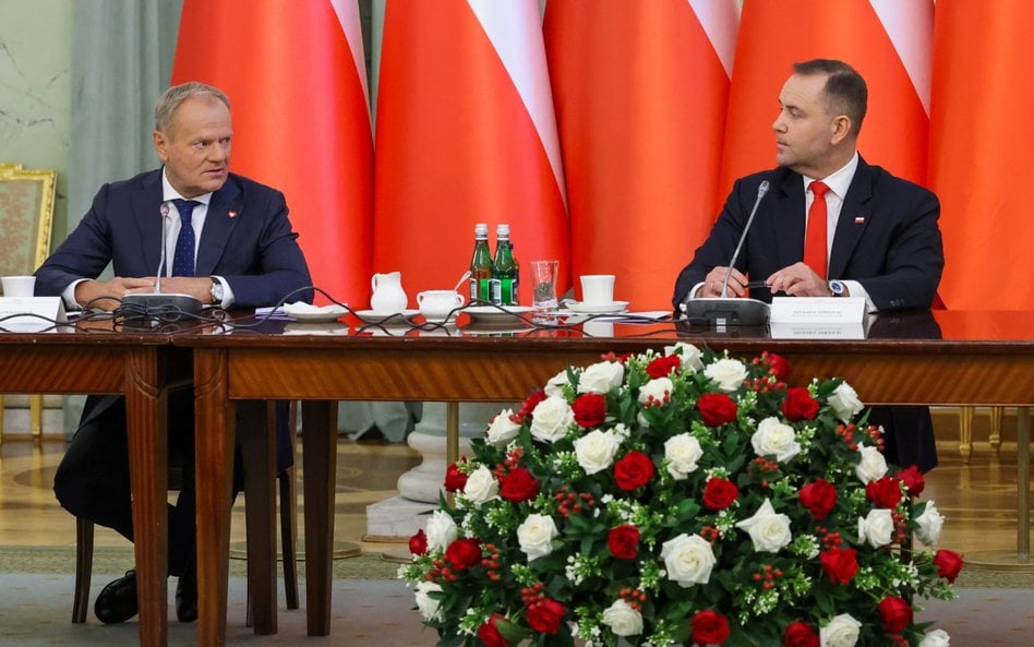 Prezydent RP Karol Nawrocki (P) i premier Donald Tusk (L) podczas posiedzenia Rady Gabinetowej w Pał