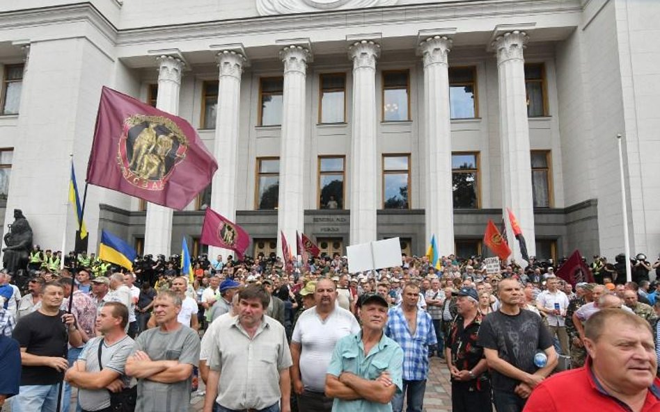 Protest weteranów wojny w Afganistanie oraz likwidatorów awarii elektrowni w Czarnobylu pod budynkie