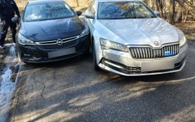 28-latek celowo skierował swój samochód w stronę radiowozu i uderzył w niego. Po kolizji oba auta zo