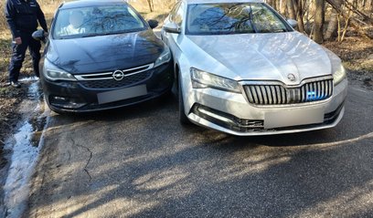 28-latek celowo skierował swój samochód w stronę radiowozu i uderzył w niego. Po kolizji oba auta zo