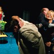 Spektakl opowiada o dwóch parach, które spotykają się, by omówić problemy ze swoimi synami. Kultural