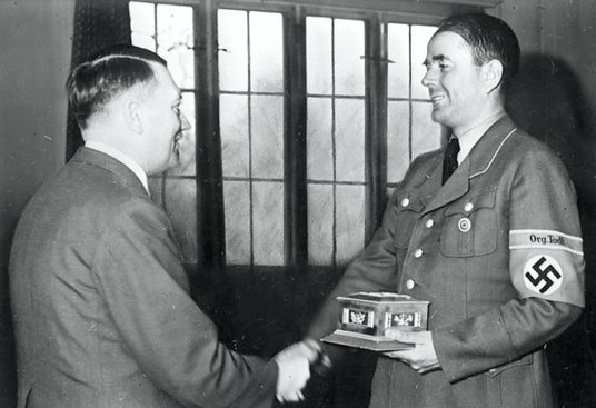 Hitler wręcza Speerowi ozdobną srebrną kasetkę z pierścieniem Fritza Todta. Wilczy Szaniec, maj 1943