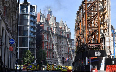 Pali się luksusowy hotel w centrum Londynu