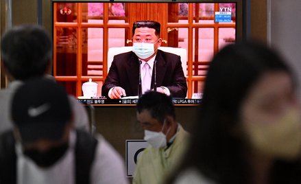 Korea Północna w czwartek oficjalnie potwierdziła pierwszy przypadek koronawirusa. W piątek 18 tysię