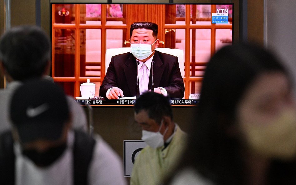 Korea Północna w czwartek oficjalnie potwierdziła pierwszy przypadek koronawirusa. W piątek 18 tysięcy