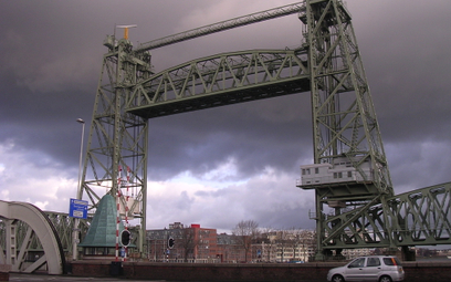Holendrzy usuną część zabytkowego mostu, by nowy jacht Jeffa Bezosa mógł wypłynąć z portu