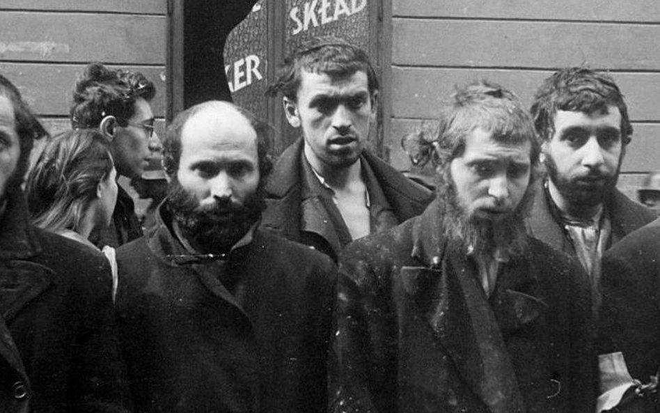 Polski motłoch, i często jeszcze przedwojenni antysemici, szybko zaczęli stosować wobec nich przemoc