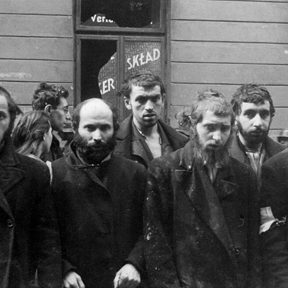 Polski motłoch, i często jeszcze przedwojenni antysemici, szybko zaczęli stosować wobec nich przemoc