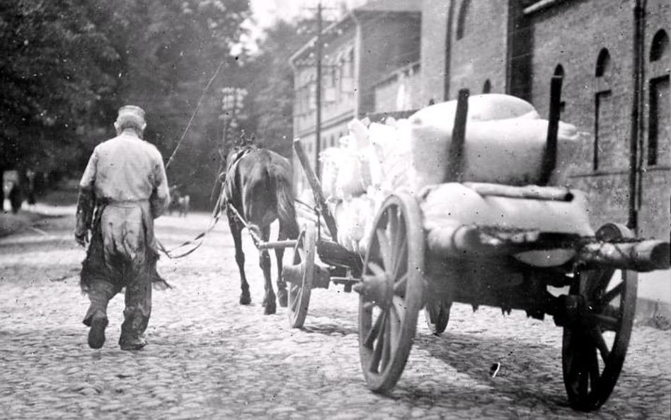 Warszawa, 1920. Transport mąki sprowadzonej do Polski w ramach pomocy udzielonej przez rząd amerykań