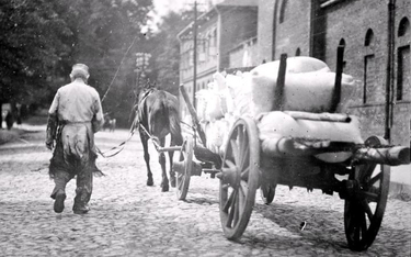 Warszawa, 1920. Transport mąki sprowadzonej do Polski w ramach pomocy udzielonej przez rząd amerykań