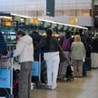 Tłum pasażerów punktach kontroli paszportowej na lotnisku Amsterdam Schiphol po wprowadzeniu nowego 