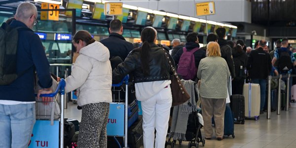 Podróżni do UE unikną nowej opłaty. Bruksela opóźnia start ETIAS