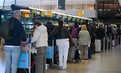 Tłum pasażerów punktach kontroli paszportowej na lotnisku Amsterdam Schiphol po wprowadzeniu nowego 