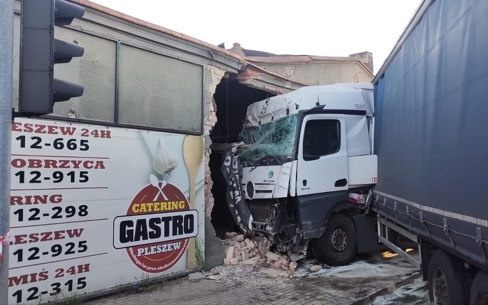 Śmiertelny wypadek w Pleszewie. Bus zderzył się z ciężarówką, dwie osoby nie żyją