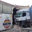 Śmiertelny wypadek w Pleszewie. Bus zderzył się z ciężarówką, dwie osoby nie żyją