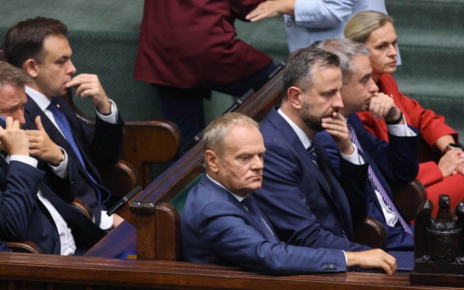 Premier Donald Tusk (4P), wicepremier, minister obrony narodowej Władysław Kosiniak-Kamysz (3P), wic
