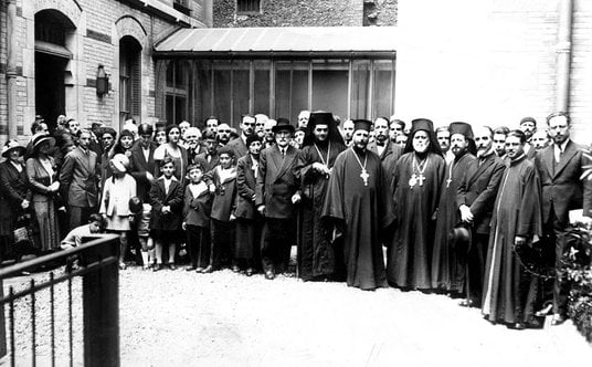 O. Grzegorz Peradze z przedstawicielami emigracji gruzińskiej w Paryżu. Stoją m.in.: Ekwtime Takaisz