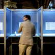 Thierry Baudet, lider FvD, oddaje głos w lokalu w Amsterdamie