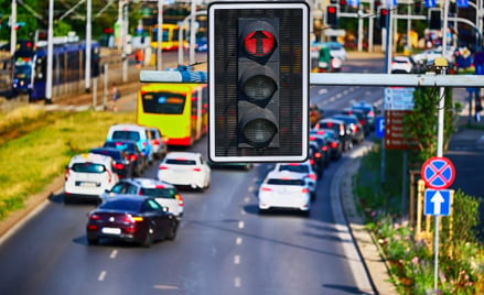 Za przejechanie na czerwonym świetle grozi mandat w wysokości 500 zł i 15 punktów karnych