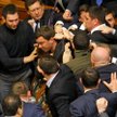 Rada Najwyższa Ukrainy dyskutuje o reformach od dwóch lat. Na zdjęciu: przepychanki posłów podczas d
