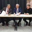 Umowę podpisali w imieniu PIT prezes Paweł Niewiadomski (w środku) i wiceprezes Piotr Henicz (z praw