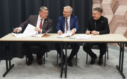 Umowę podpisali w imieniu PIT prezes Paweł Niewiadomski (w środku) i wiceprezes Piotr Henicz (z praw