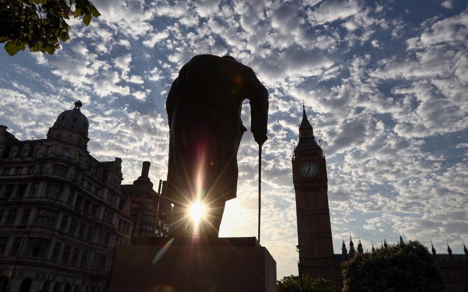 Pomnik Winstona Churchilla przed brytyjskim parlamentem