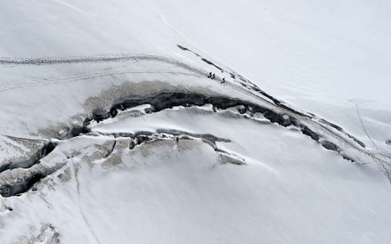 5 sierpnia, Francja. Alpiniści na lodowcu (Glacier des Géants) niedaleko Mont Blanc.