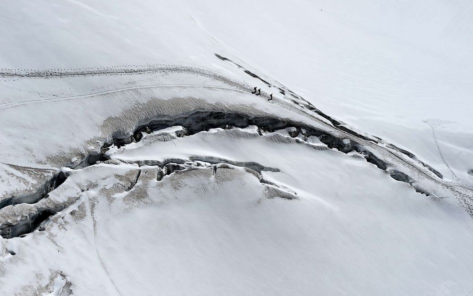 5 sierpnia, Francja. Alpiniści na lodowcu (Glacier des Géants) niedaleko Mont Blanc.