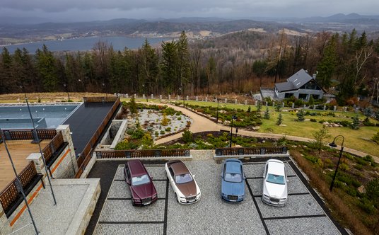 Rolls-Royce'y, a w tle – groźne Karkonosze.